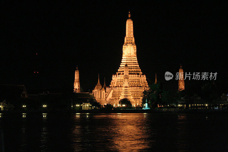 Wat Arun在晚上